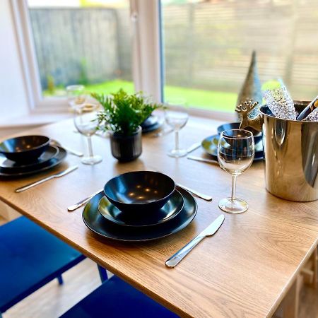 Brand New 2022 Beautiful & Stylish 2 Bedroom Apartment! - 5 Minute Walk To The Best Beach! - Great Location - Free Parking - Fast Wifi - Smart Tv - Sleeps Up To 4! Close To Bournemouth & Poole Town Centre & Sandbanks Εξωτερικό φωτογραφία