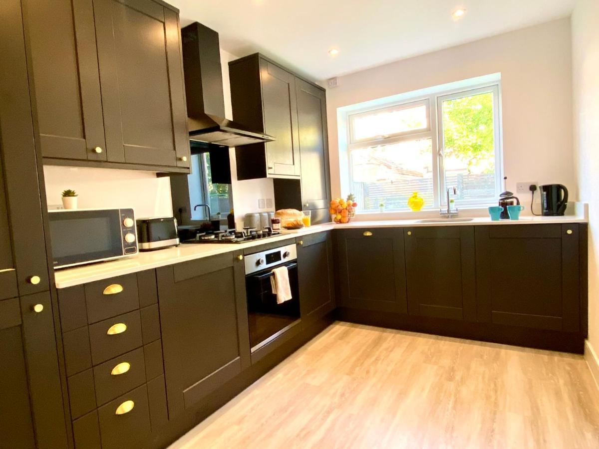 Brand New 2022 Beautiful & Stylish 2 Bedroom Apartment! - 5 Minute Walk To The Best Beach! - Great Location - Free Parking - Fast Wifi - Smart Tv - Sleeps Up To 4! Close To Bournemouth & Poole Town Centre & Sandbanks Εξωτερικό φωτογραφία