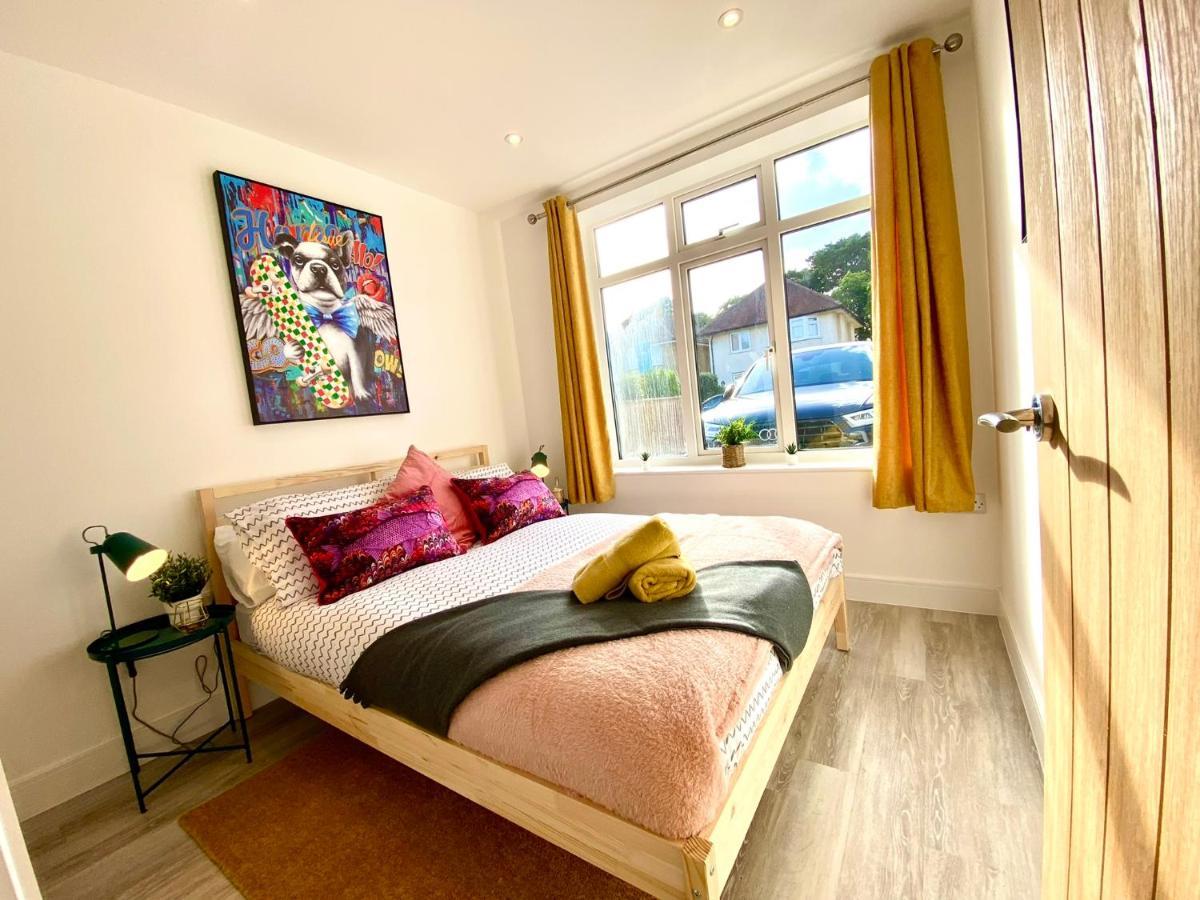 Brand New 2022 Beautiful & Stylish 2 Bedroom Apartment! - 5 Minute Walk To The Best Beach! - Great Location - Free Parking - Fast Wifi - Smart Tv - Sleeps Up To 4! Close To Bournemouth & Poole Town Centre & Sandbanks Εξωτερικό φωτογραφία