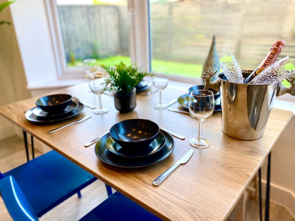 Brand New 2022 Beautiful & Stylish 2 Bedroom Apartment! - 5 Minute Walk To The Best Beach! - Great Location - Free Parking - Fast Wifi - Smart Tv - Sleeps Up To 4! Close To Bournemouth & Poole Town Centre & Sandbanks Εξωτερικό φωτογραφία