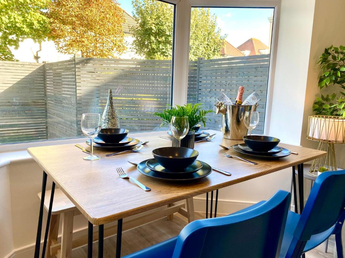 Brand New 2022 Beautiful & Stylish 2 Bedroom Apartment! - 5 Minute Walk To The Best Beach! - Great Location - Free Parking - Fast Wifi - Smart Tv - Sleeps Up To 4! Close To Bournemouth & Poole Town Centre & Sandbanks Εξωτερικό φωτογραφία